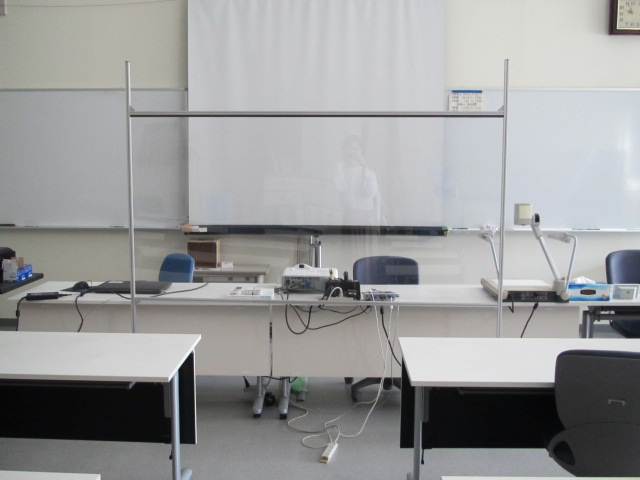 講師と受講者の間にはアクリル板を設置しています