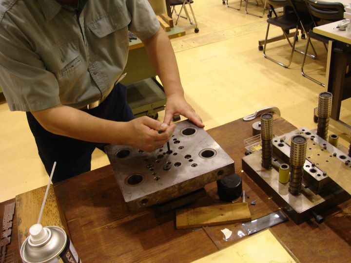 金型組立作業の様子