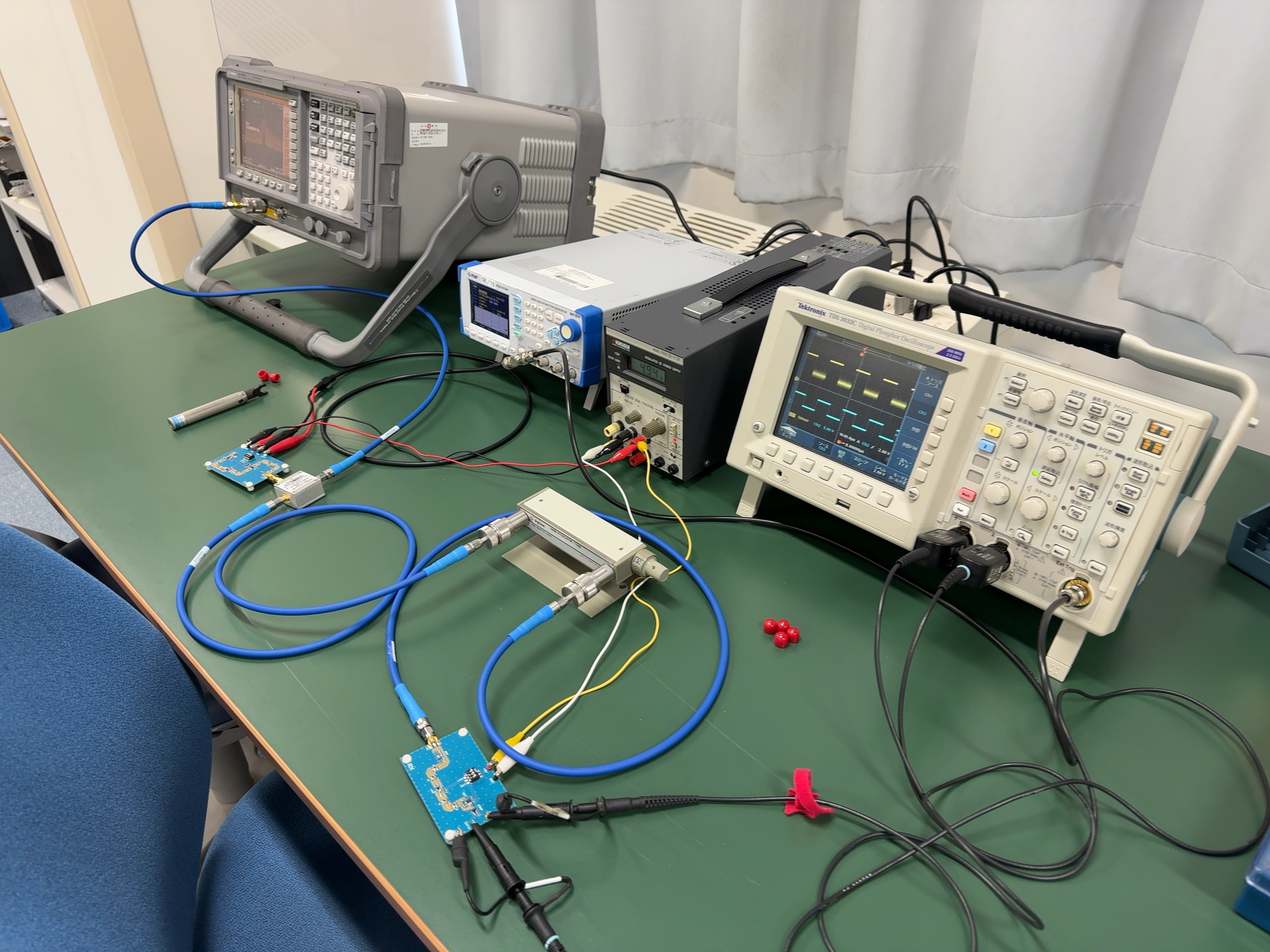 T051.jpg製作した送信基板と受信基板の計測