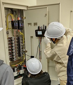 漏電探査実習風景