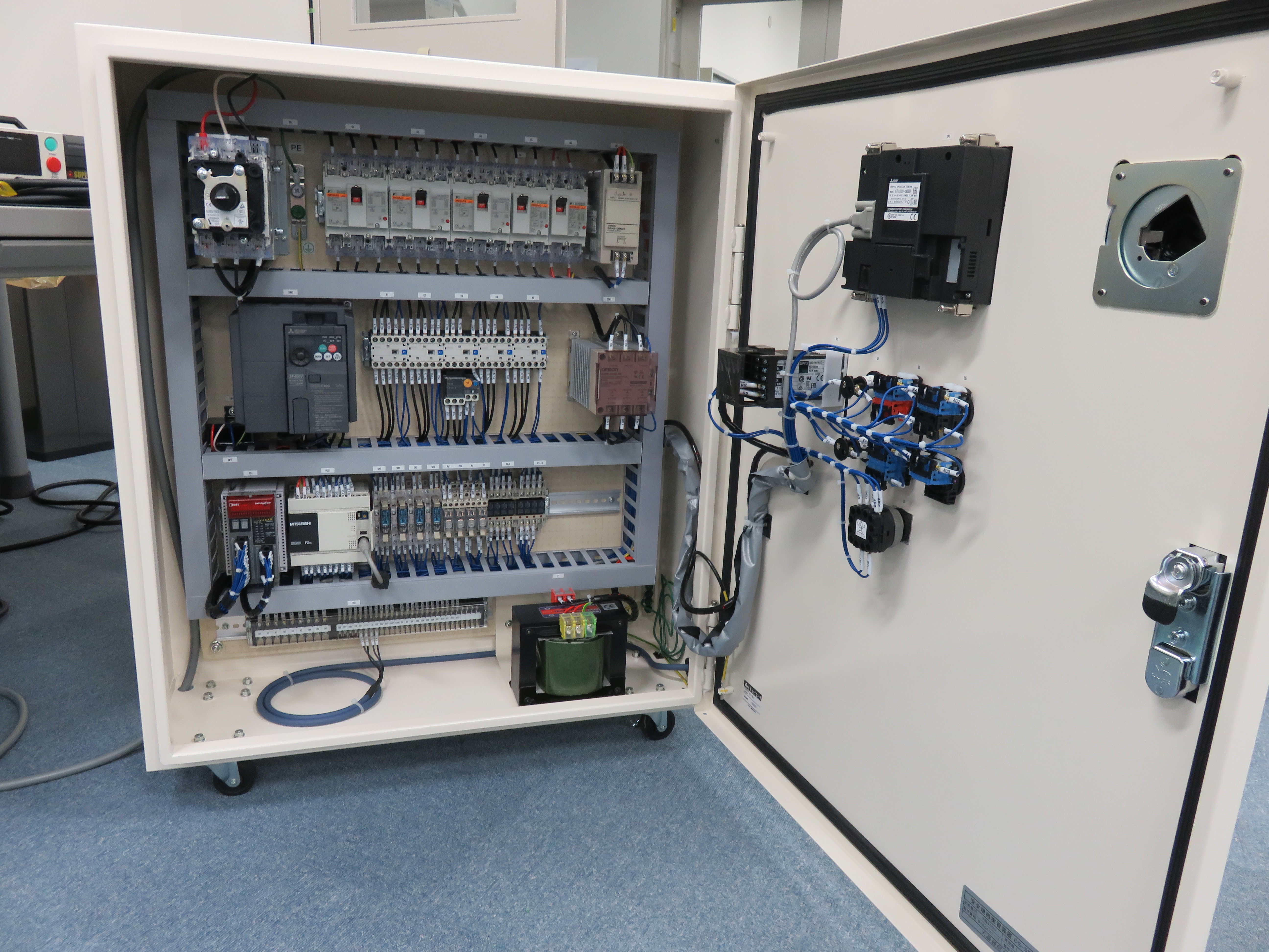 実習で使用する制御盤