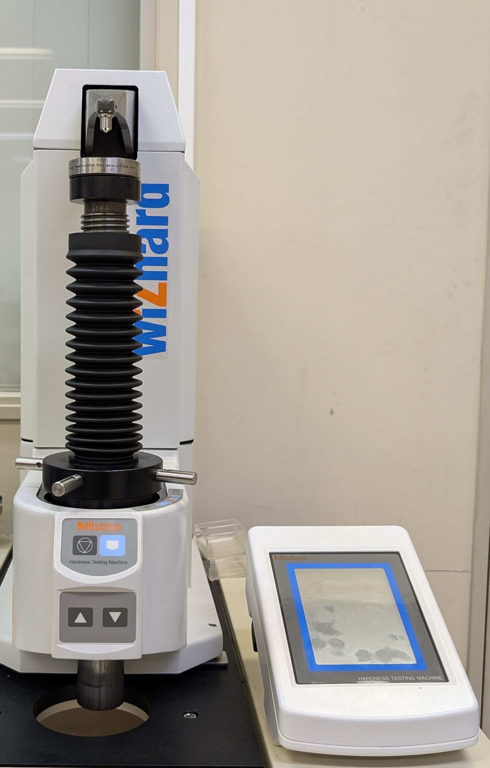 ロックウエル硬さ試験機2　実習で使用する硬さ試験機のうちの1台