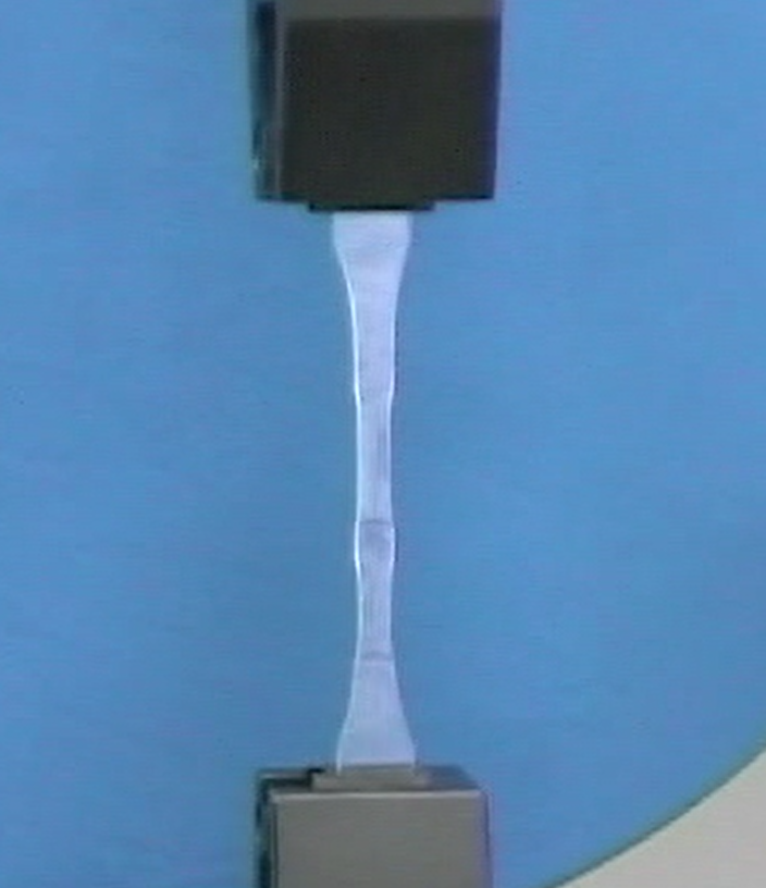 材料試験の様子(※セミナーでは引張験はおこないません)