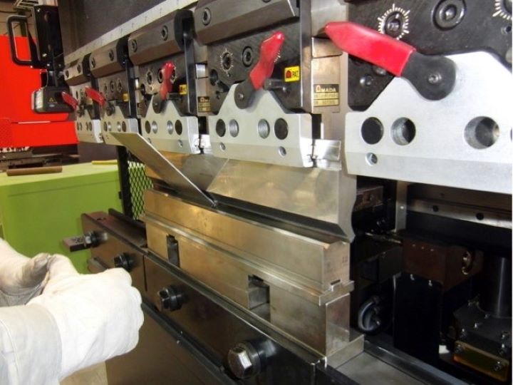 画像R092.jpgプレスブレーキによる実習の様子